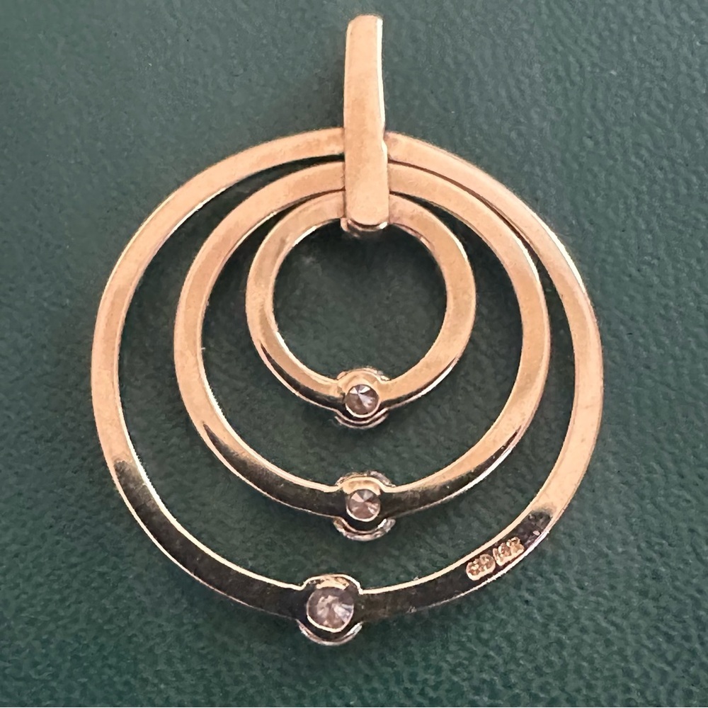 14K Gold Triple Circle Pendant with 3 Diamonds – Modern Minimalist Design, 2.94g - Picture 7 of 10